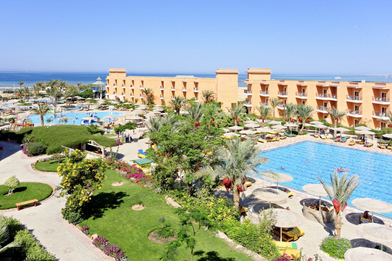 Buitenaanzicht van het 4*-Three Corners Resort in Hurghada, Egypte.